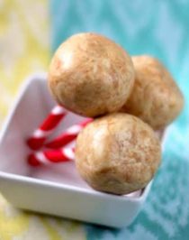 Healthy Peanut Butter Protein Balls recipe (refined sugar free, gluten free, high protein) - Healthy Dessert Recipes at Desserts with Benefits