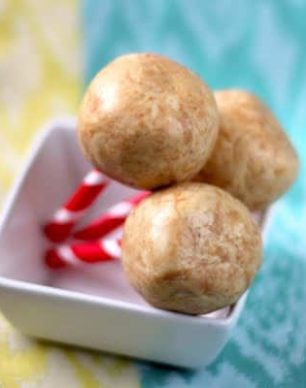 Healthy Peanut Butter Protein Balls recipe (refined sugar free, gluten free, high protein) - Healthy Dessert Recipes at Desserts with Benefits