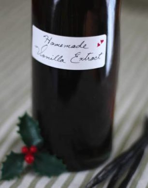 Homemade Vanilla Extract recipe -- How to Make Vanilla Extract at Home! DIY Vanilla Extract is the perfect project and gift for the baker in your life (all natural, sugar free, fat free, gluten free, vegan) - Healthy Dessert Recipes at Desserts with Benefits