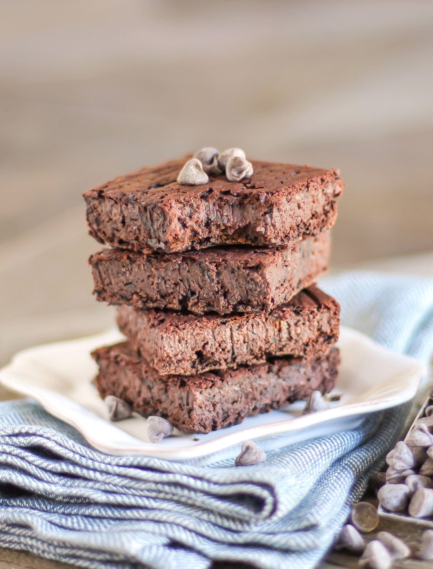 Healthy Fudgy Black Bean Brownies recipe (refined sugar free, low fat, high fiber, gluten free, dairy free, vegan) - Healthy Dessert Recipes at Desserts with Benefits