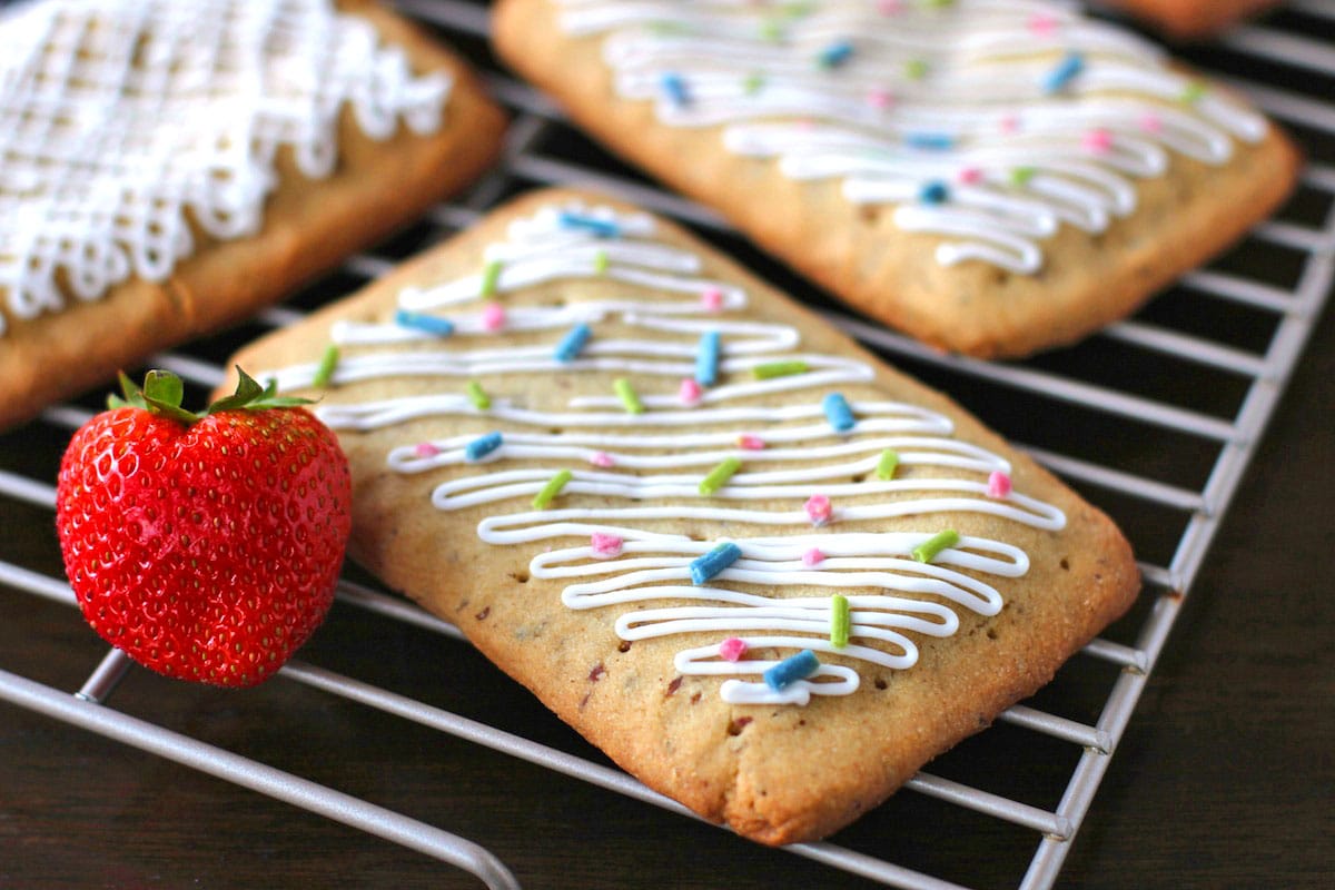 Healthy Homemade Pop Tarts recipe (refined sugar free, gluten free, dairy free, vegan) - Healthy Dessert Recipes at Desserts with Benefits