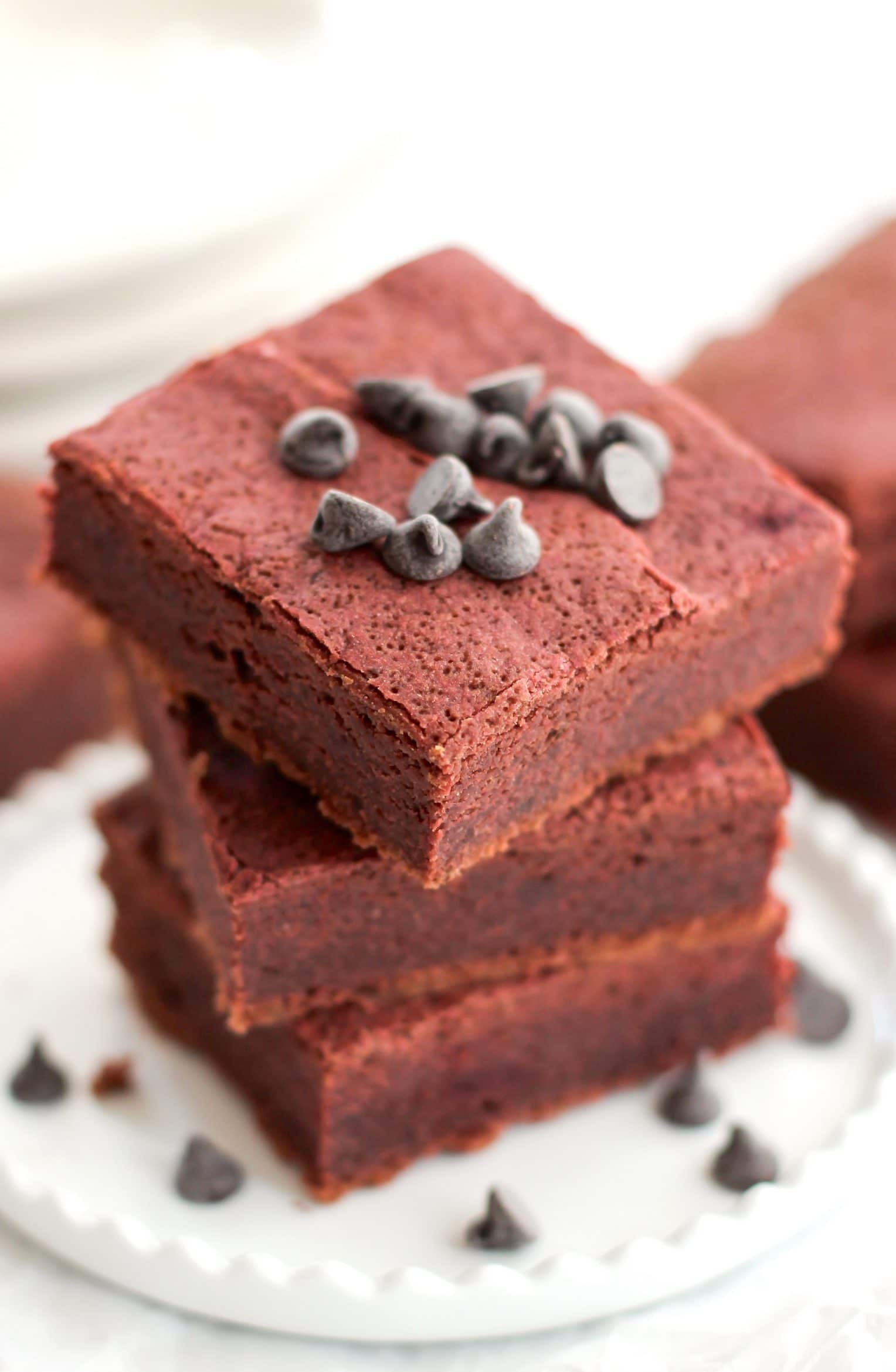 Healthy Red Velvet Brownies (refined sugar free, gluten free, vegan) - Healthy Dessert Recipes at Desserts with Benefits