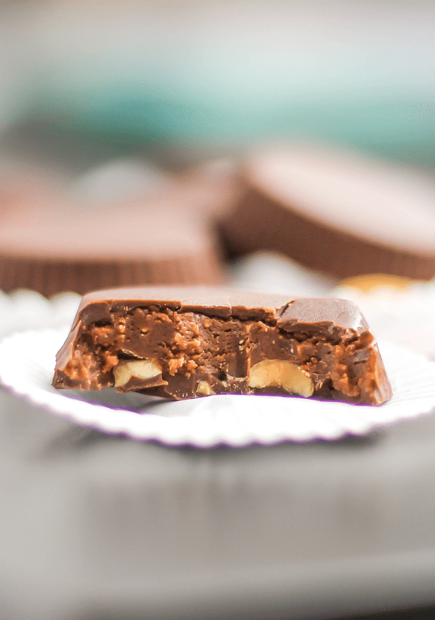 Like Reese's peanut butter cups? Then you'll LOVE these healthy, yet deliciously addictive, Snickerz Candy Cups filled with peanut butter, caramel, and chocolate! It's like a Snickers and Reese's morphed into one, and made guilt-free! -- Healthy Dessert Recipes at the Desserts With Benefits Blog