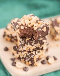 Healthy Chocolate Peanut Butter Fudge recipe (sugar free, high protein, gluten free, vegan) - Desserts with Benefits
