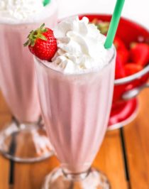 Healthy Homemade Strawberry Frappuccinos (refined sugar free, low fat, high protein) - Desserts with Benefits