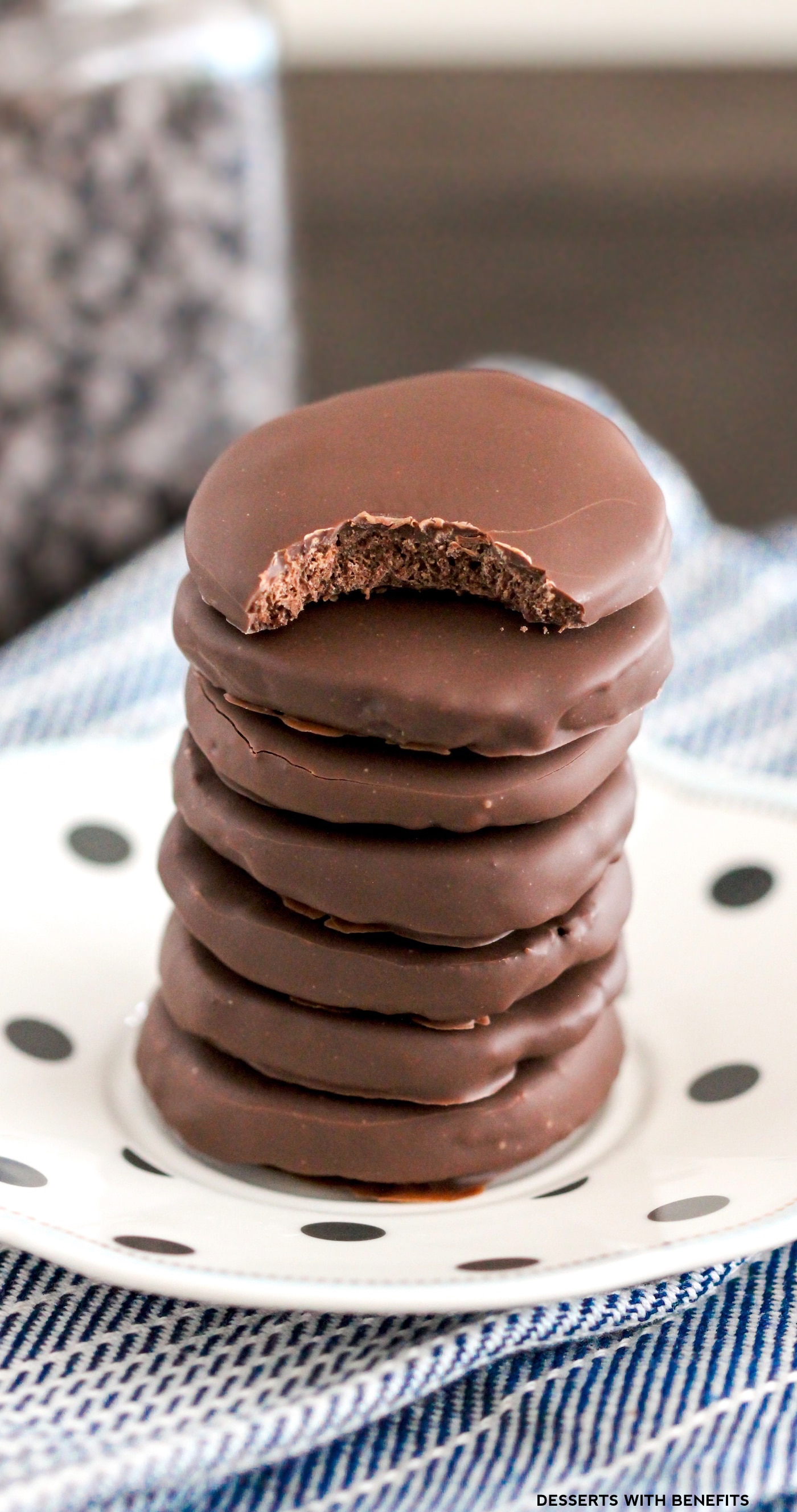 Girl Scout cookies are here so why not try healthy versions instead? These Homemade Thin Mints are better for you, yet taste just like the original! (all natural, refined sugar free, gluten free, vegan) - Healthy Dessert Recipes at the Desserts With Benefits Blog