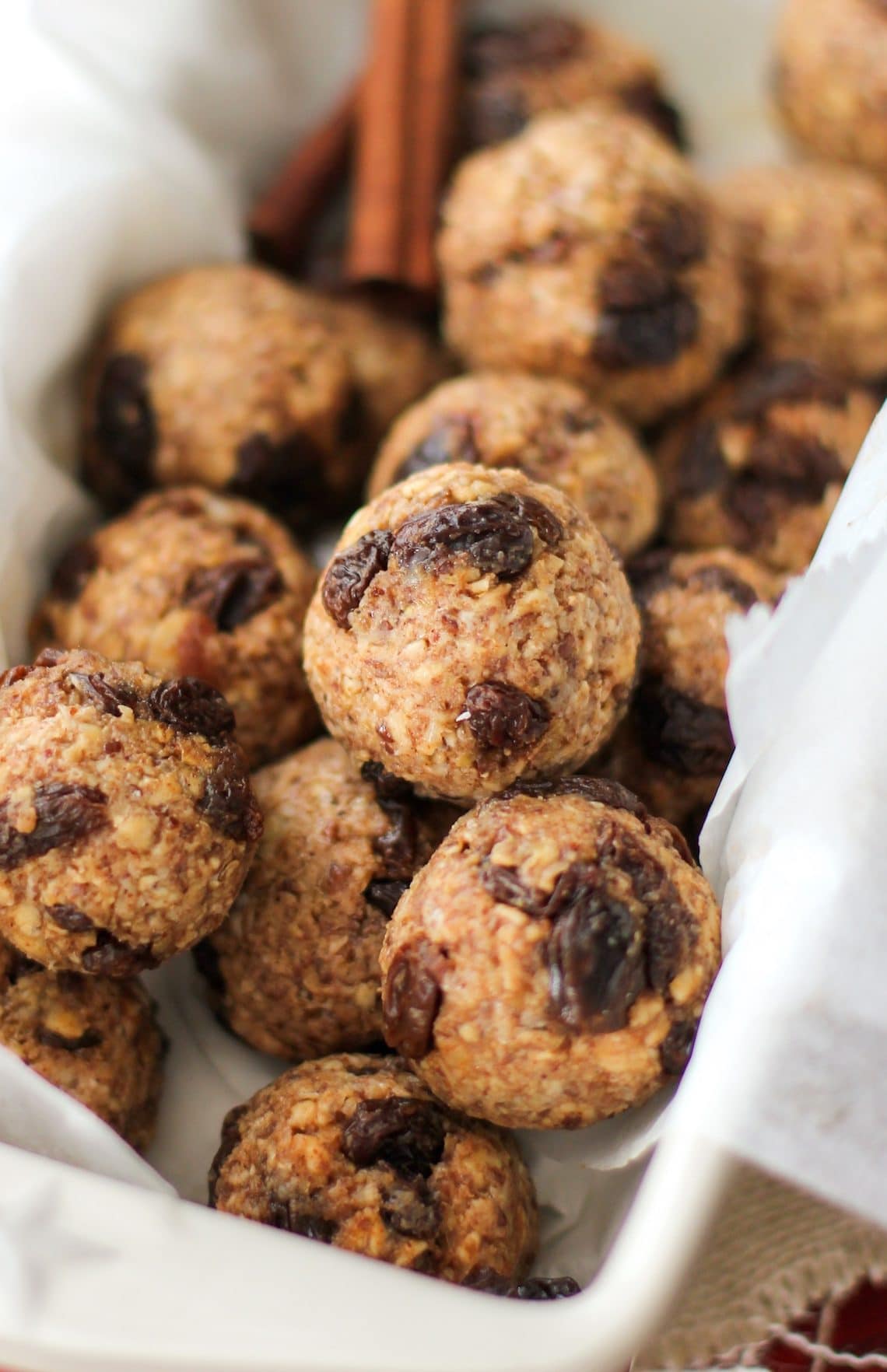 Healthy Oatmeal Raisin Cookie Energy Bites (refined sugar free, gluten free, dairy free, vegan) - Healthy Dessert Recipes at Desserts with Benefits