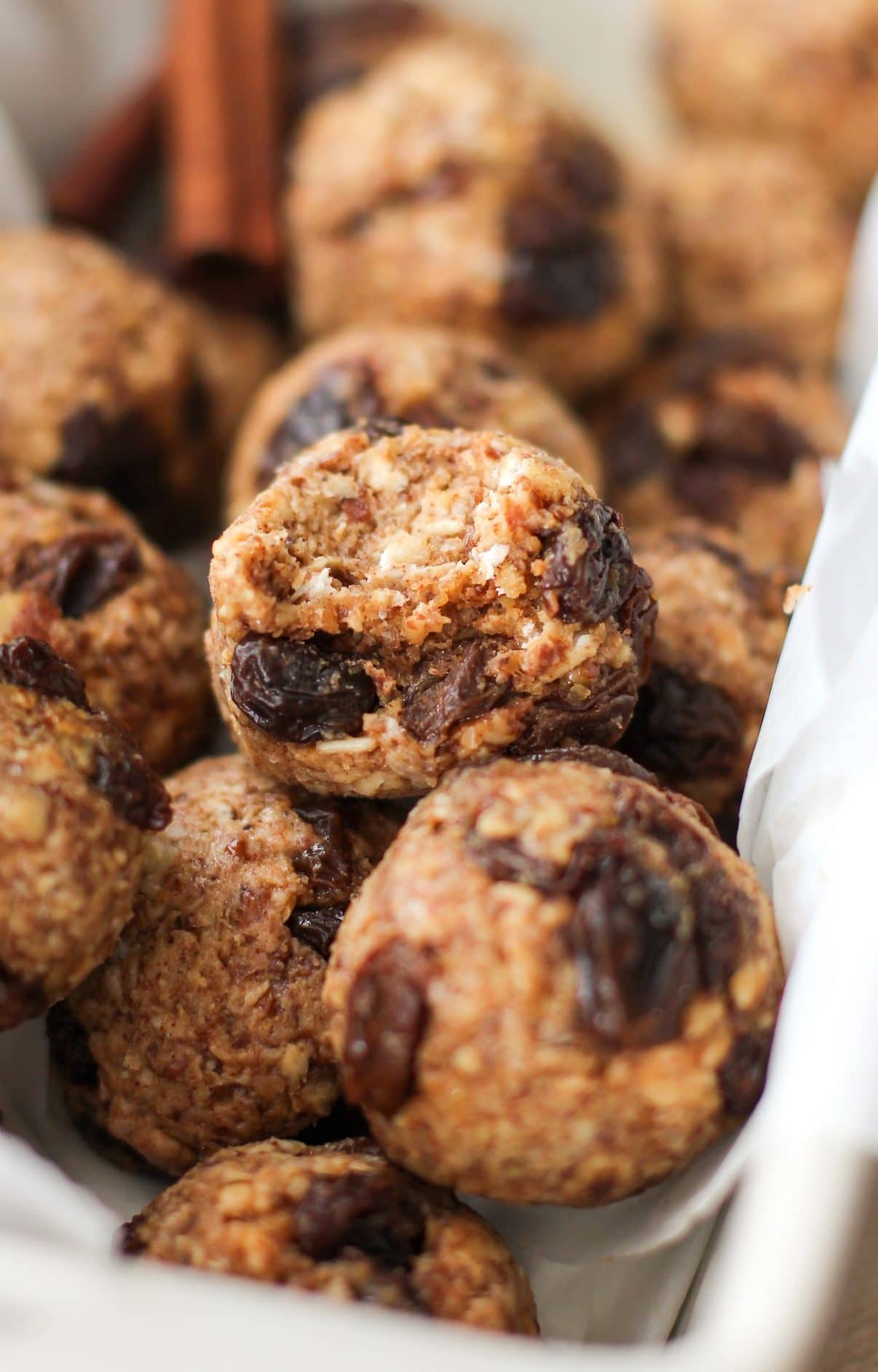 Healthy Oatmeal Raisin Cookie Energy Bites (refined sugar free, gluten free, dairy free, vegan) - Healthy Dessert Recipes at Desserts with Benefits