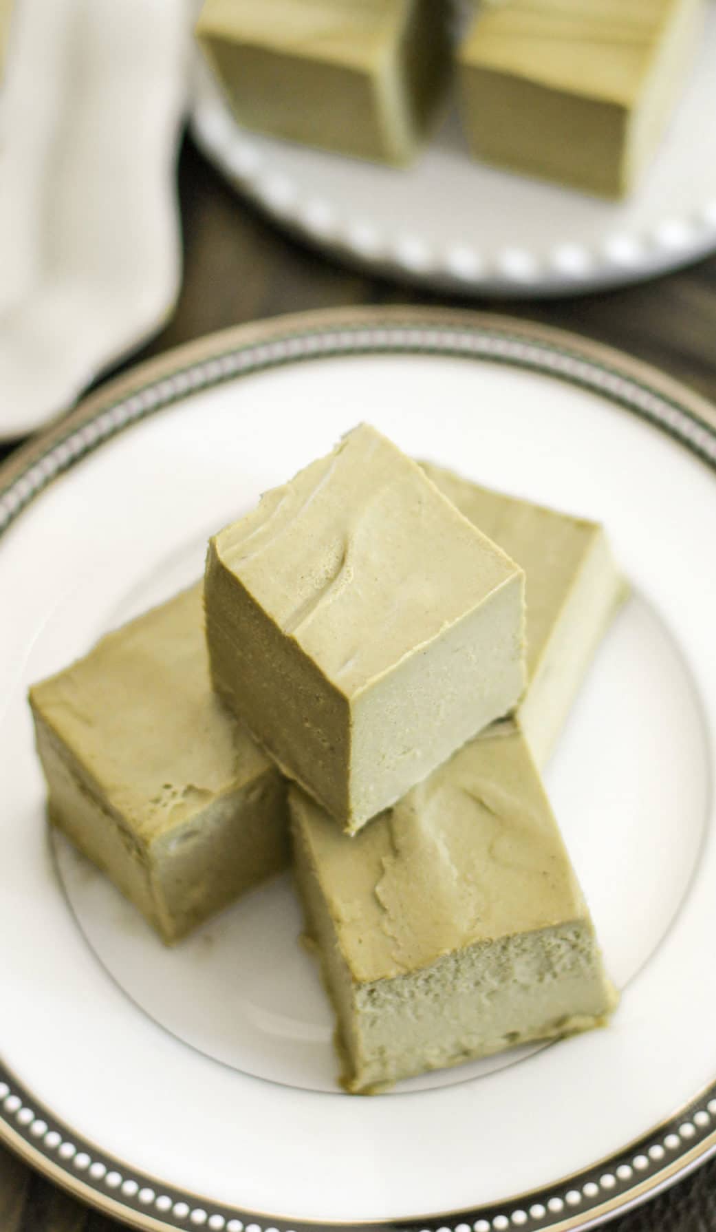 Healthy Raw Matcha Green Tea Fudge (no bake, sugar free, low carb, gluten free, dairy free, vegan) - Healthy Dessert Recipes at Desserts with Benefits