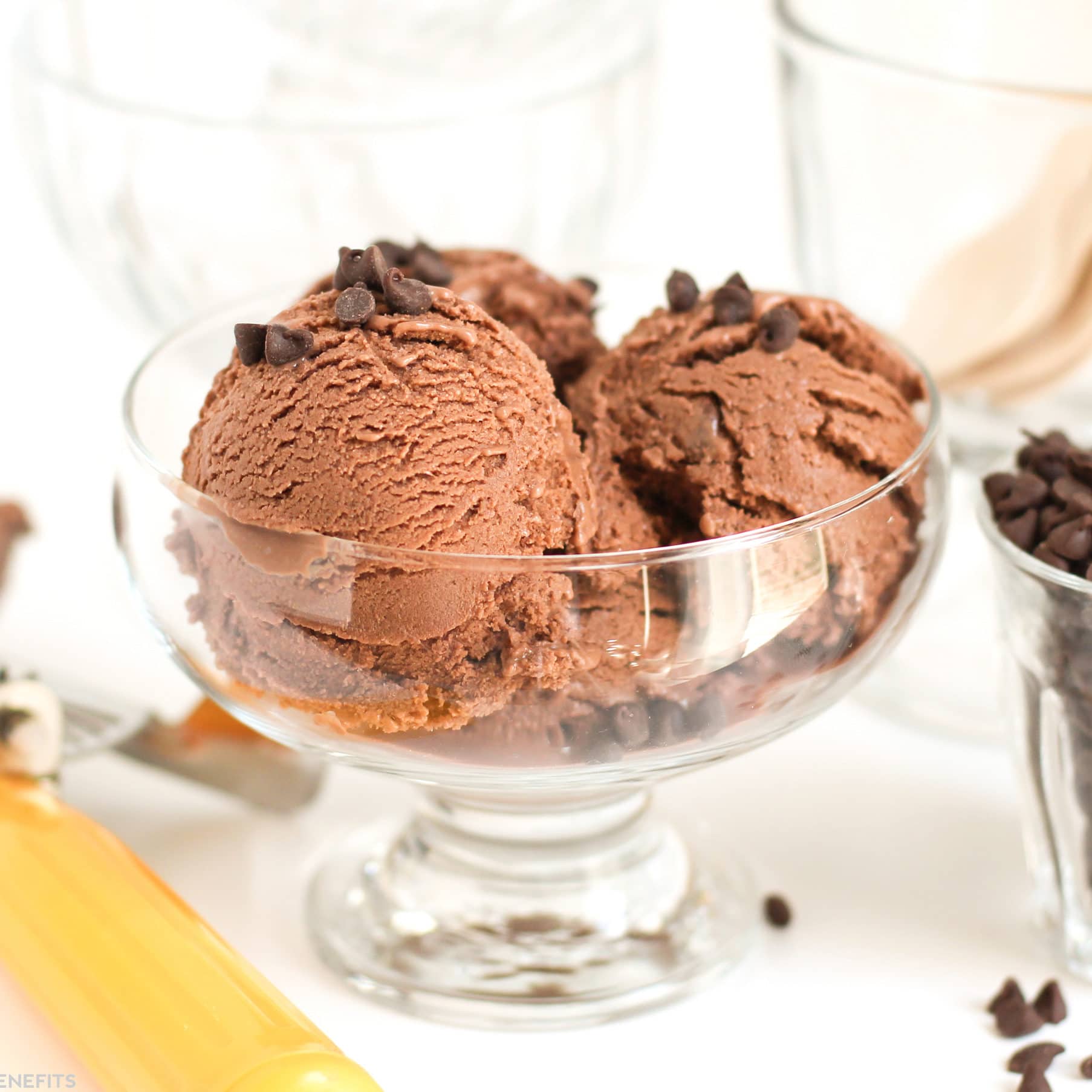 https://dessertswithbenefits.com/wp-content/uploads/2016/06/Healthy-Double-Chocolate-Protein-Frozen-Yogurt1-e1527477460323.jpg