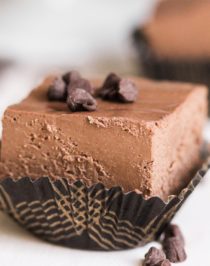 Healthy Vegan Dark Chocolate Fudge (refined sugar free, low carb, gluten free, dairy free) - Healthy Dessert Recipes at Desserts with Benefits