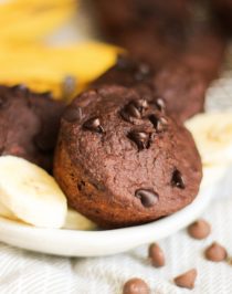 Healthy Chocolate Banana Muffins (refined sugar free, low fat, high fiber) - Healthy Dessert Recipes at Desserts with Benefits
