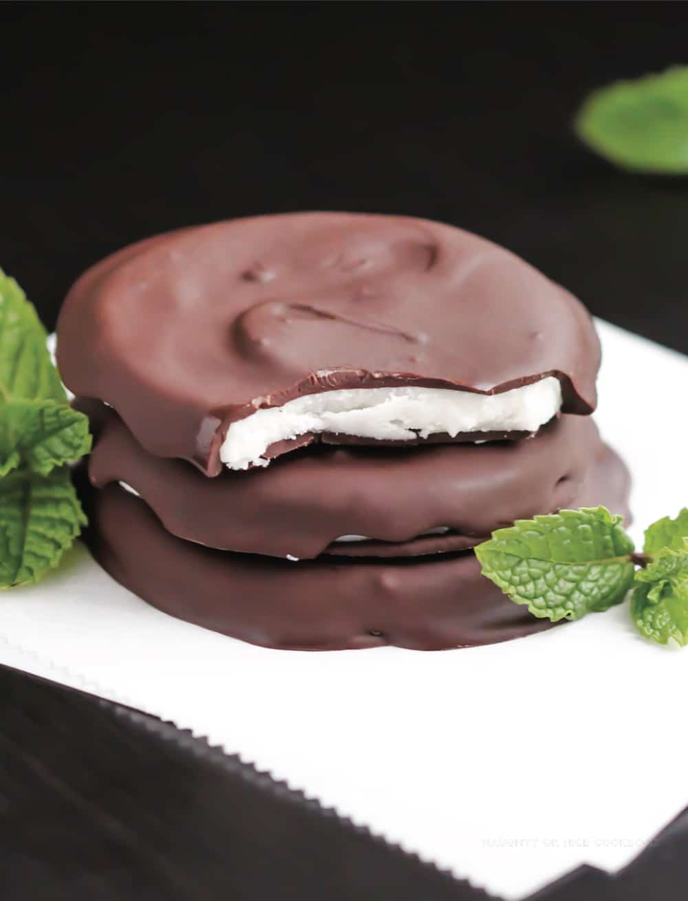 Healthy Homemade Peppermint Patties (refined sugar free, low carb, gluten free, vegan) - Healthy Dessert Recipes at Desserts with Benefits