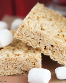Simple, quick, and easy 4-ingredient Healthy Protein Krispy Treats recipe – only 4 ingredients needed to make these chewy and crunch (all natural, low fat, refined sugar free, and gluten free) treats! Healthy Dessert Recipes at Desserts with Benefits