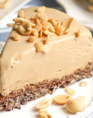 This Healthy Peanut Butter Chocolate Crunch Pie has got a thick, rich, and delicious peanut butter filling atop a crunchy, chocolatey base. And it’s all no-bake, low sugar, high protein, high fiber, gluten free, dairy free, and vegan. This healthy dessert recipe is magic in a slice! Healthy Dessert Recipes at Desserts with Benefits
