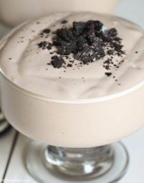 This sweet, rich, and creamy Healthy Oreo Cheesecake Dip tastes insanely sinful and delicious, when really, it’s refined sugar free, low fat, low carb, high protein, and gluten free! This is everything you could ever ever want in a dessert dip! Healthy Dessert Recipes at Desserts with Benefits