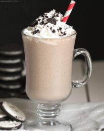 This Healthy Oreo Shake reminds me of those Oreo Blizzards because it's thick, sweet, and oh so satisfying for the sweet tooth inside all of us. Little did anyone know, it's all natural, refined sugar free, high protein, high fiber, and gluten free! Healthy Dessert Recipes at Desserts with Benefits