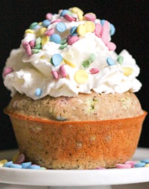 Craving Funfetti Cake but don't want all the calories, sugar, and artificial ingredients? Make these Healthy Funfetti Cupcakes! They’re all natural, sugar free, low fat, low calorie, and gluten free too. Yup, that means NO white sugar, white flour, artificial food dyes, or trans fats whatsoever. These light and fluffy cupcakes will blow your mind! -- Healthy Dessert Recipes with sugar free, low calorie, low fat, high protein, gluten free, dairy free, and vegan options at the Desserts With Benefits Blog (www.DessertsWithBenefits.com)