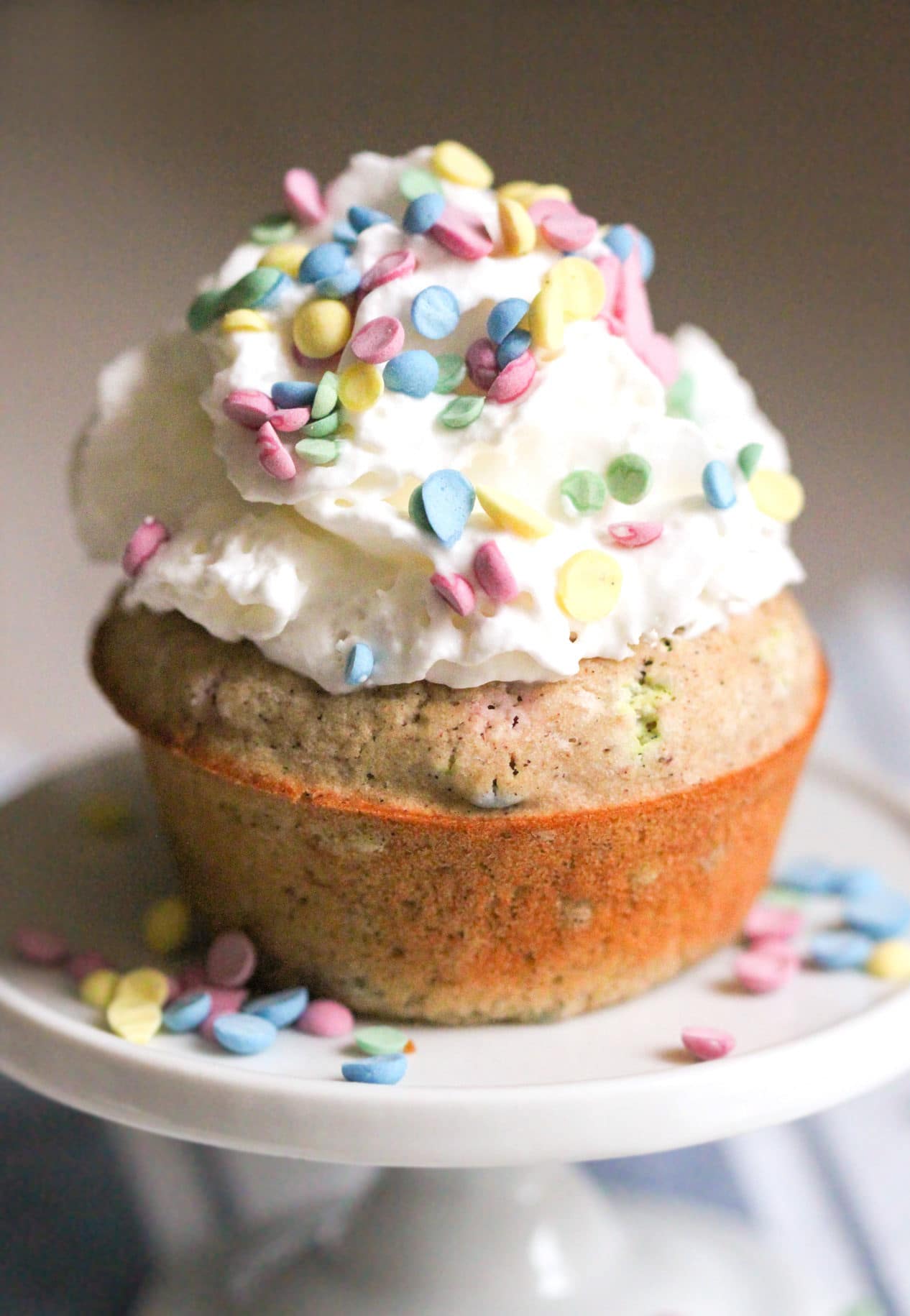 Healthy Funfetti Cupcakes! Craving Funfetti Cake but don't want all the calories, sugar, and artificial ingredients? Make these Healthy Funfetti Cupcakes! They’re all natural, sugar free, low fat, low calorie, and gluten free too. NO white sugar, white flour, artificial food dyes, or trans fats whatsoever. These light and fluffy cupcakes will blow your mind! Healthy Dessert Recipes with sugar free, low calorie, low fat, high protein, gluten free, dairy free, and vegan options at the Desserts With Benefits Blog (www.DessertsWithBenefits.com)