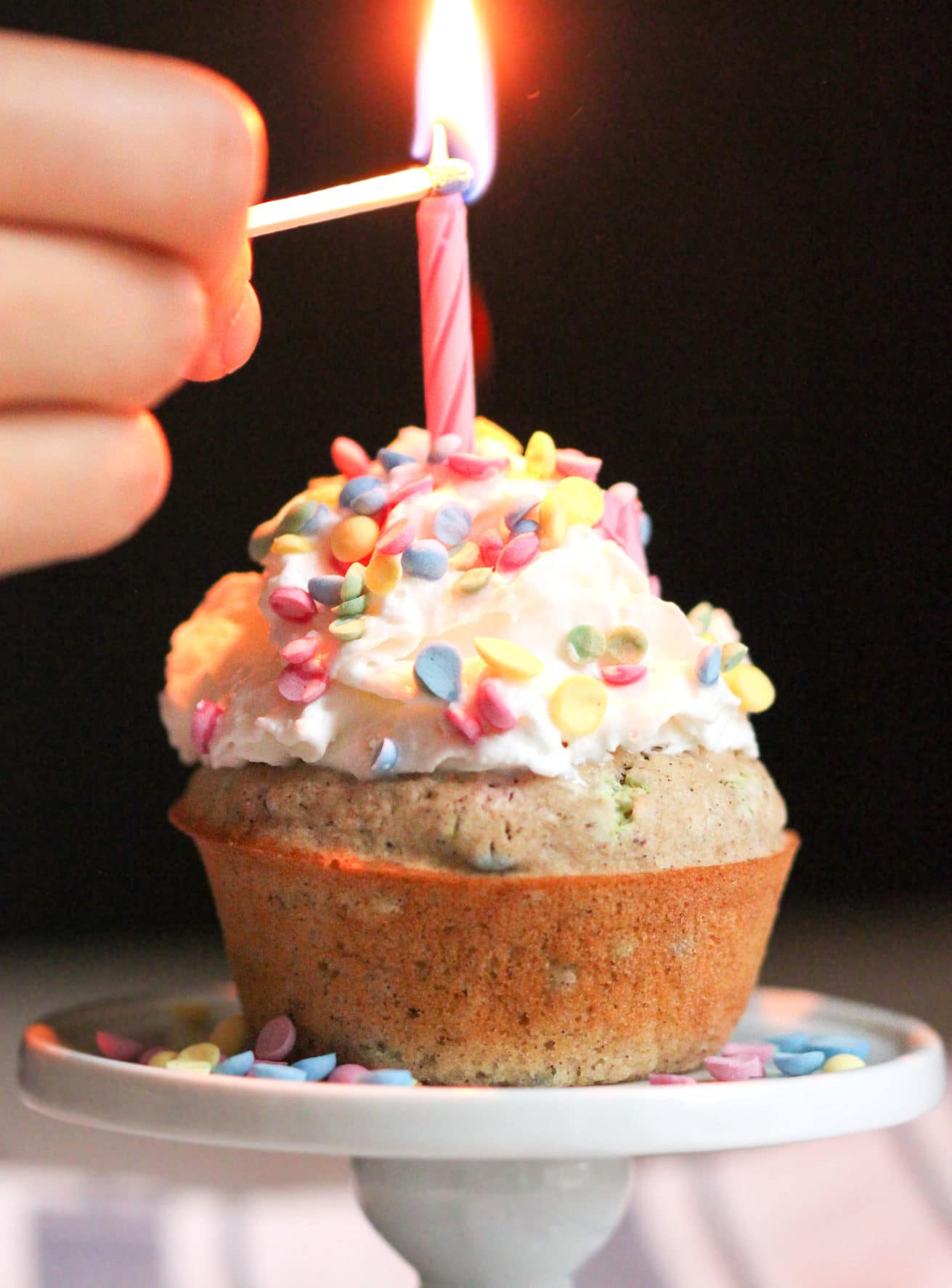 Healthy Funfetti Cupcakes! Craving Funfetti Cake but don't want all the calories, sugar, and artificial ingredients? Make these Healthy Funfetti Cupcakes! They’re all natural, sugar free, low fat, low calorie, and gluten free too. NO white sugar, white flour, artificial food dyes, or trans fats whatsoever. These light and fluffy cupcakes will blow your mind! Healthy Dessert Recipes with sugar free, low calorie, low fat, high protein, gluten free, dairy free, and vegan options at the Desserts With Benefits Blog (www.DessertsWithBenefits.com)