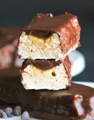 Fellow candy lovers! What's your vice? Is it Snickers, Peanut Butter Cups, Peppermint Patties, 3 Musketeers? We all know candy is bad for us (where do I start? High-fructose corn syrup, trans fats, artificial ingredients...), so I made these Healthy Homemade Milky Wayz Candy Bars! Made all natural, refined sugar free, and gluten free, you can indulge guilt-free! Healthy Dessert Recipes at the Desserts With Benefits Blog (www.DessertsWithBenefits.com)