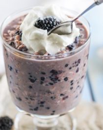 Make a batch of Healthy Blackberry Pie Overnight Dessert Oats! All the flavor of blackberry pie, all the sweetness of a dessert, with all the healthfulness and nutrition of oatmeal. Win-win-win. Oh, and it’s refined sugar free, low fat, gluten free, and vegan too! Healthy Dessert Recipes at the Desserts With Benefits Blog