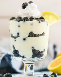 4-ingredient Blueberry Lemon Ricotta Parfaits! Beautiful, sophisticated, SO easy to make. The tart lemon balances the rich and creamy ricotta layers, and the blueberries complement both perfectly. Sugar free, low carb, high protein, and gluten free too! Healthy Dessert Recipes at the Desserts With Benefits Blog