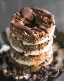 These Guilt Free Homemade Samoas cookies are SO much better than the prepackaged Girl Scouts kind! You get the same shortbread-like base, coconut-caramel topping, and dark chocolate drizzle, but this DIY recipe is all natural, refined sugar free, dairy free, and vegan! No need for the yucky high-fructose corn syrup, dangerous hydrogenated oil/trans fats, or artificial ingredients. Healthy Dessert Recipes with low carb, high protein, dairy free, and raw options at the Desserts With Benefits Blog (www.DessertsWithBenefits.com)