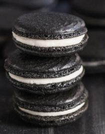 How to make GOTHIC MACARONS infused with chocolate and a secret ingredient! These Healthy Black Velvet French Macarons are just as sweet and delicious as your typical macarons, except these are all natural (no artificial food dyes), low fat, gluten free, and made without the bleached white sugar. PERFECT for Halloween! Healthy Dessert Recipes at the Desserts With Benefits Blog (www.DessertsWithBenefits.com)