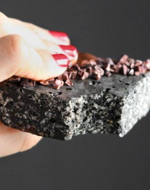 I bet you've never seen Krispy Treats like THESE before! These Healthy Black Velvet Krispy Treats are chewy, crunchy, sweet, and chocolatey. Flavored like your classic red velvet dessert with both vanilla and a hint of chocolate... only this one is black instead of red! Healthy Dessert Recipes at the Desserts With Benefits Blog