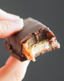 These guilt free homemade Twix candy bars are LIFE CHANGING. They taste just like the storebought kind, except these are all natural, vegan, dairy free, and reduced sugar. One bite and you'll think you're eating something full of sugar, fat, and calories, but you're not! Healthy Dessert Recipes with sugar free, low calorie, low fat, high protein, and gluten free options at the Desserts With Benefits Blog (www.DessertsWithBenefits.com)