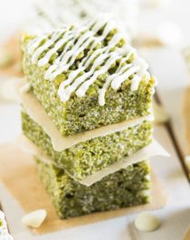 These Healthy Matcha Green Tea Krispy Treats have a subtle yet vibrant matcha flavor. They’re crunchy, chewy, and perfectly sweet – it’s heaven in a little square package! You’d never know they’re refined sugar free, low fat, and gluten free. Healthy Dessert Recipes at the Desserts With Benefits Blog