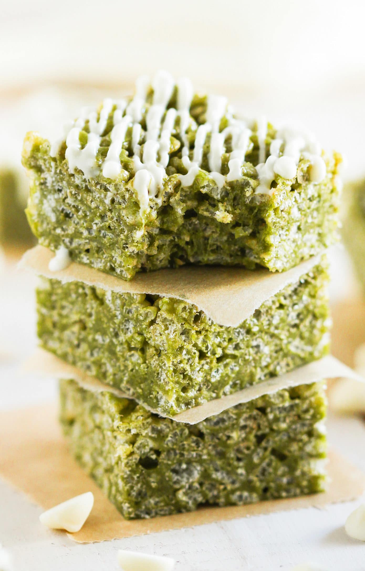 These Healthy Matcha Green Tea Krispy Treats have a subtle yet vibrant matcha flavor. They’re crunchy, chewy, and perfectly sweet – it’s heaven in a little square package! You’d never know they’re refined sugar free, low fat, and gluten free. Healthy Dessert Recipes at the Desserts With Benefits Blog