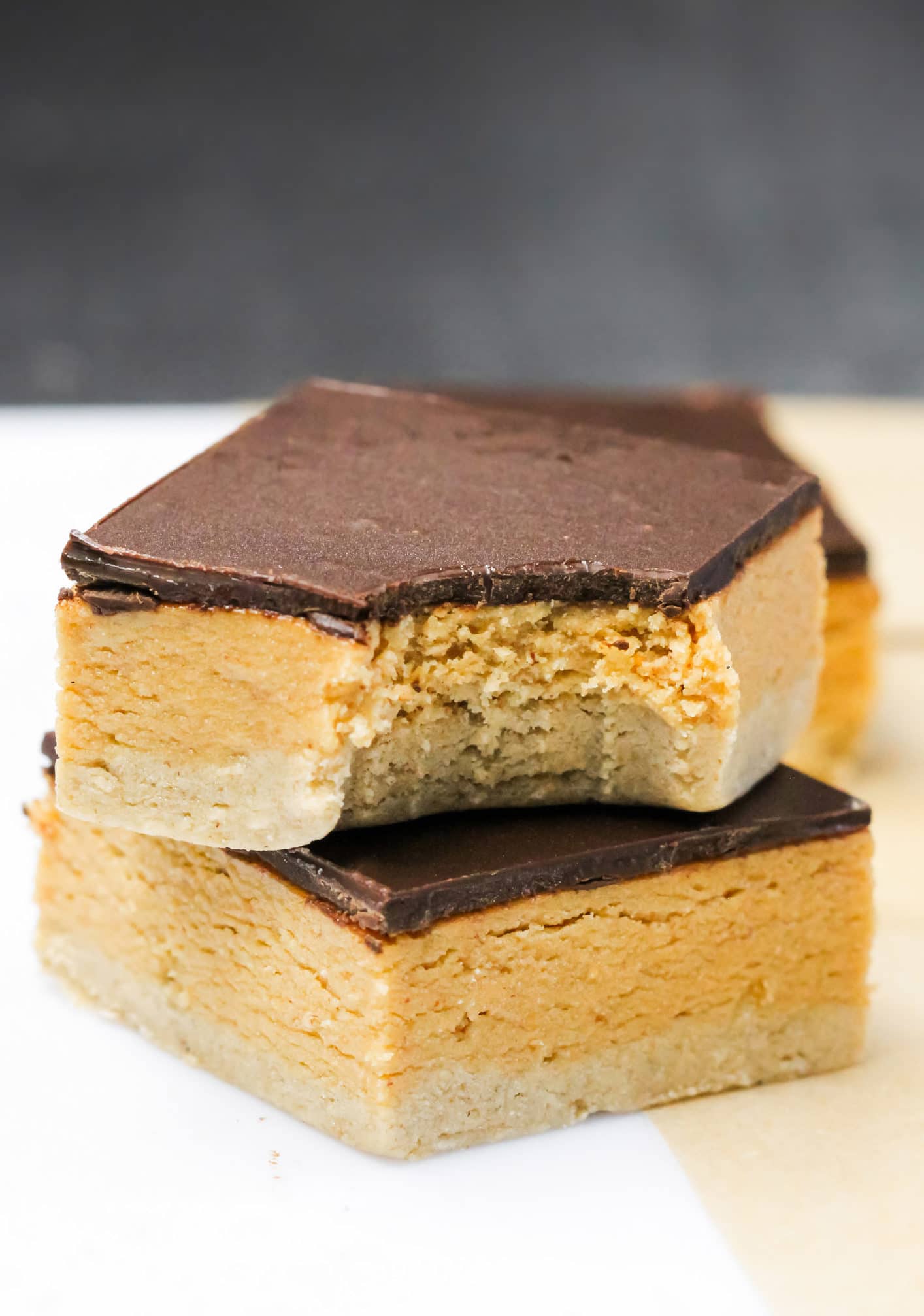 These no bake Healthy Peanut Butter Dark Chocolate Shortbread Bars are uber rich and decadent, it's hard to believe they're gluten free, refined sugar free, high protein, and super easy to make! Healthy Dessert Recipes at the Desserts With Benefits Blog (www.DessertsWithBenefits.com)