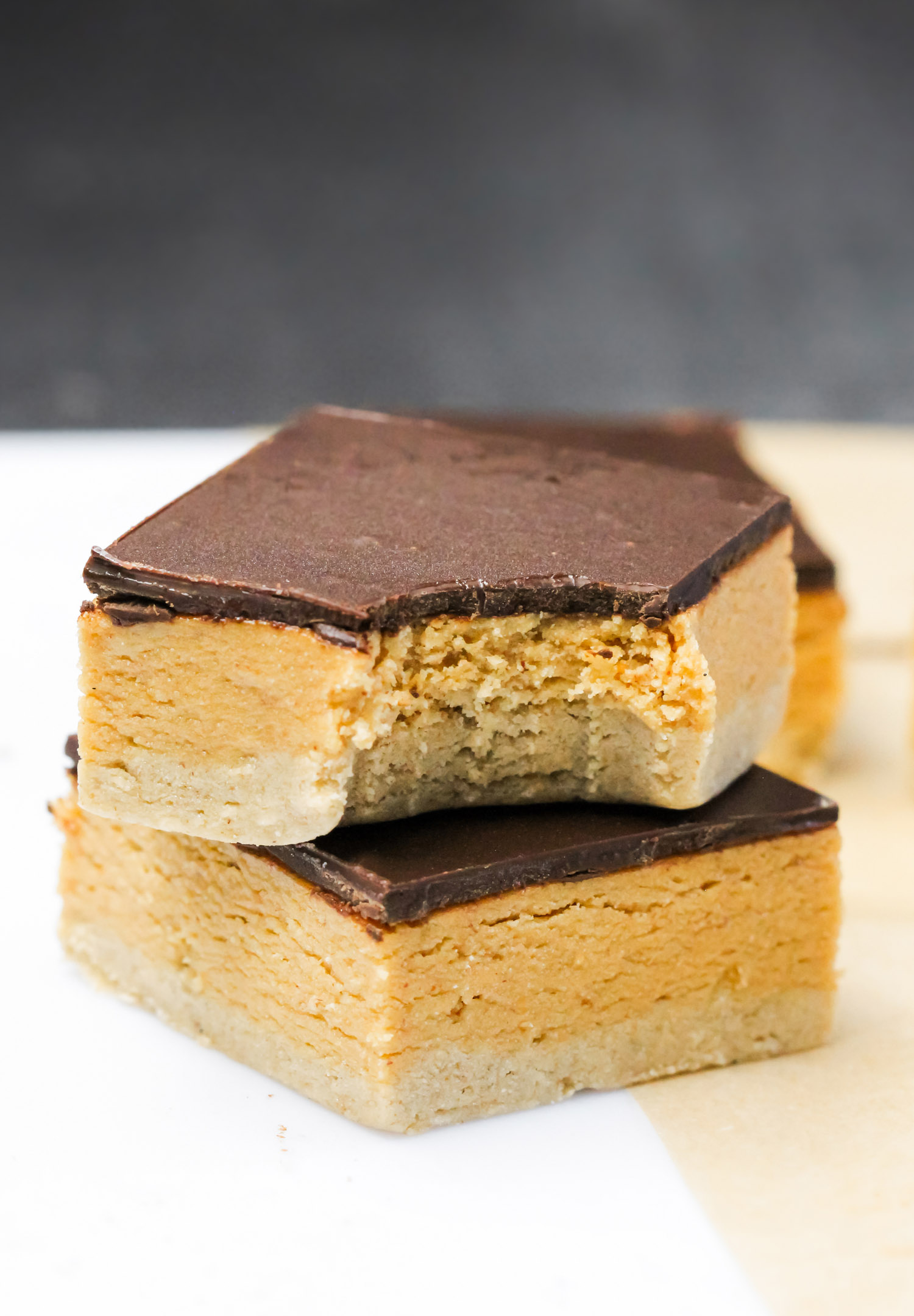These no bake Healthy Peanut Butter Dark Chocolate Shortbread Bars are uber rich and decadent, it's hard to believe they're gluten free, refined sugar free, high protein, and super easy to make! Healthy Dessert Recipes at the Desserts With Benefits Blog (www.DessertsWithBenefits.com)