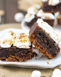 6-ingredient S’mores Brownies! Satisfy your s’mores craving with these delicious brownies. Made with an actual graham cracker crust, fudge brownie filling, and a sweet marshmallow studded topping, every bite is full of salty-sweet graham cracker flavor, decadent chocolate, and toasted mallows. Healthy Dessert Recipes at the Desserts With Benefits Blog (www.DessertsWithBenefits.com)