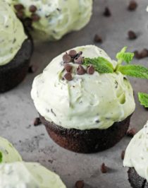 These Mint Chocolate Cupcakes are where mint chocolate chip ice cream and chocolate cupcakes COLLIDE! On top of super soft, moist, and rich chocolate cupcakes, we've got the fluffiest mint frosting studded throughout with chocolate shards. Healthy Dessert Recipes at the Desserts With Benefits Blog (www.DessertsWithBenefits.com)