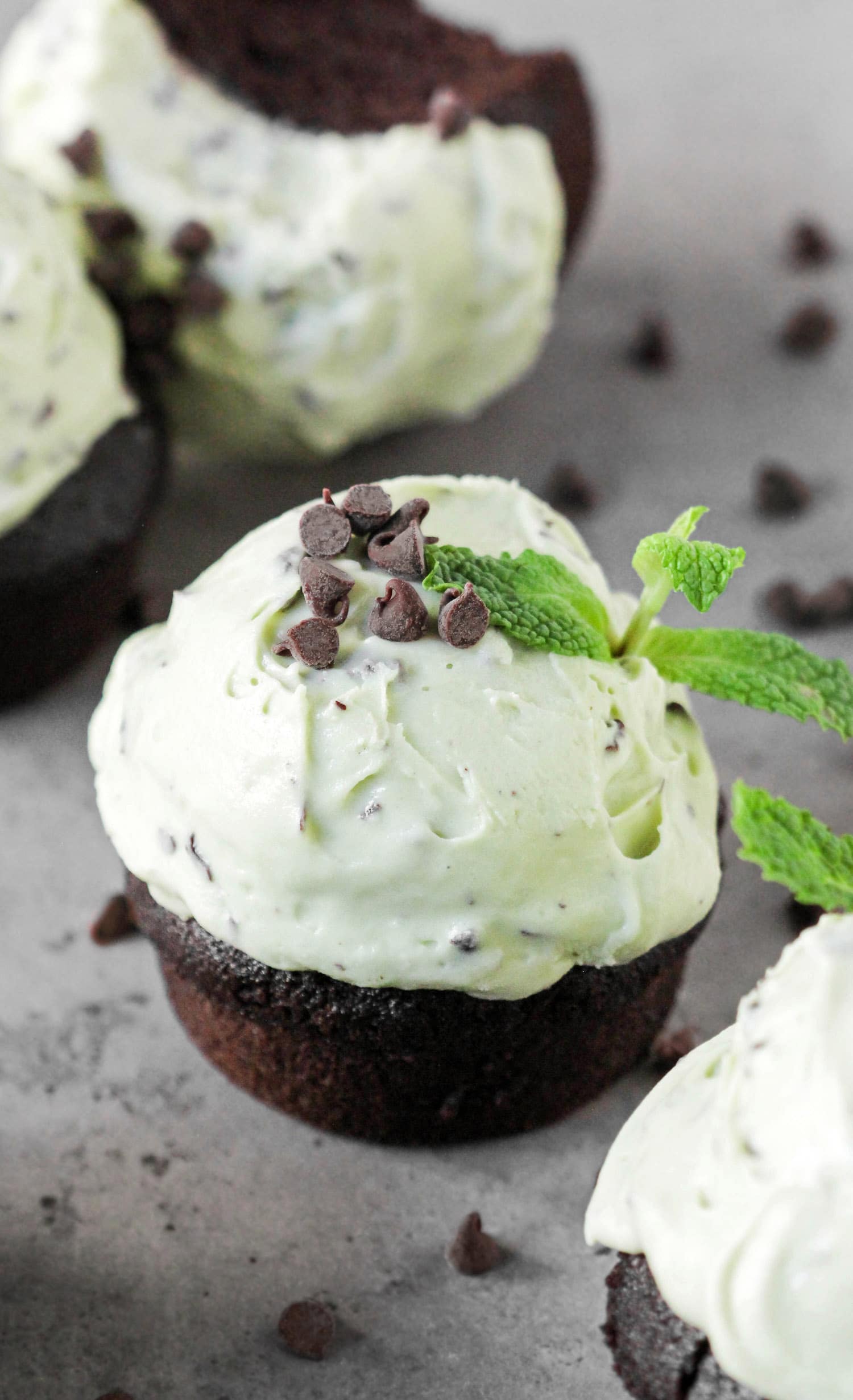 These Mint Chocolate Cupcakes are where mint chocolate chip ice cream and chocolate cupcakes COLLIDE! On top of super soft, moist, and rich chocolate cupcakes, we've got the fluffiest mint frosting studded throughout with chocolate shards. Healthy Dessert Recipes at the Desserts With Benefits Blog (www.DessertsWithBenefits.com)