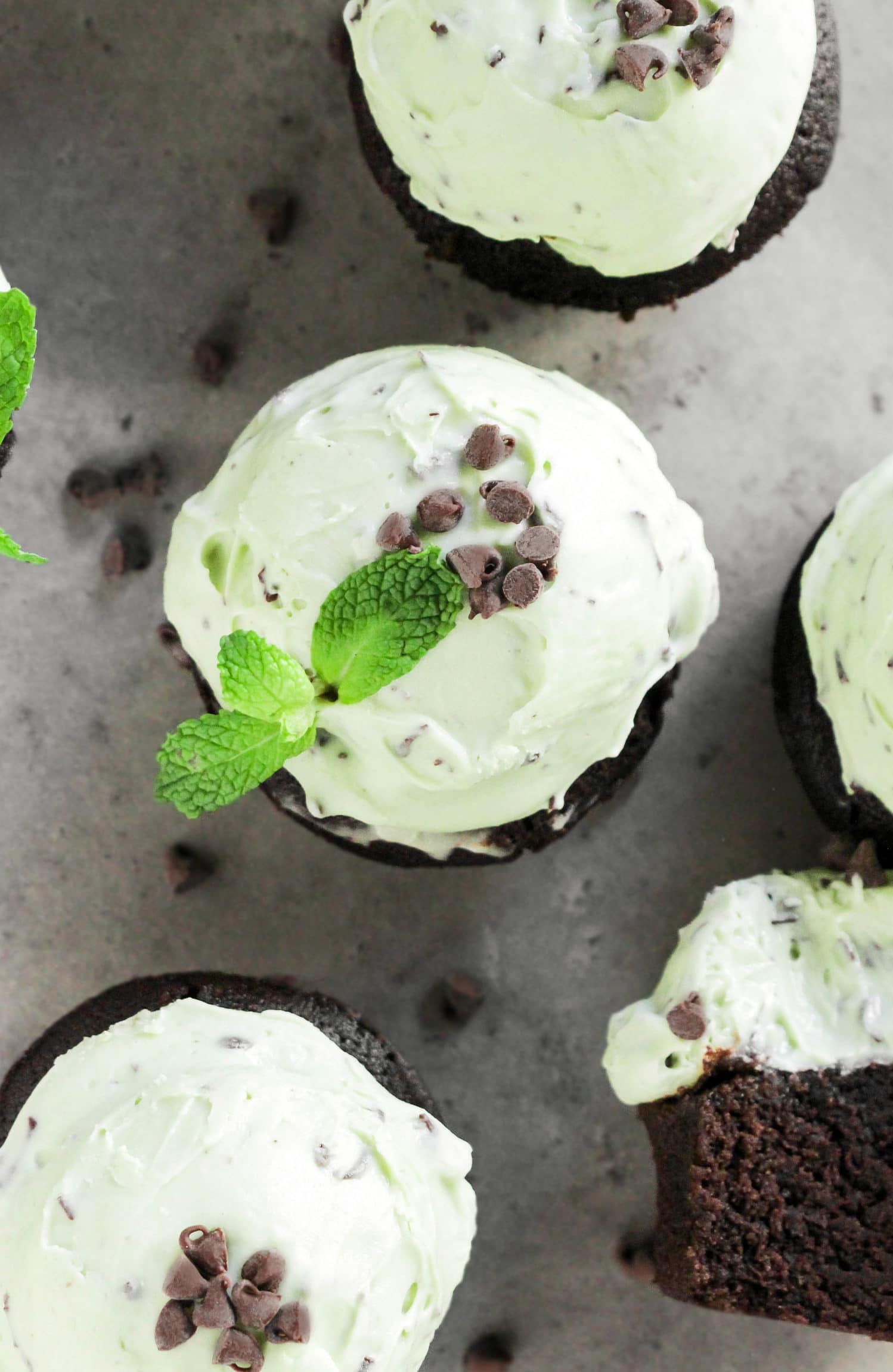 These Mint Chocolate Cupcakes are where mint chocolate chip ice cream and chocolate cupcakes COLLIDE! On top of super soft, moist, and rich chocolate cupcakes, we've got the fluffiest mint frosting studded throughout with chocolate shards. Healthy Dessert Recipes at the Desserts With Benefits Blog (www.DessertsWithBenefits.com)