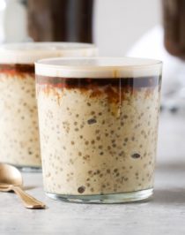 Healthy Caramel Macchiato Overnight Dessert Oats -- get your coffee and breakfast in one fell swoop with this sweet and satisfying, rich and filling, deliciously caffeinated breakfast! Can't go wrong with this low sugar, low fat, high fiber, gluten free, dairy free, and vegan recipe! Healthy dessert recipes at the Desserts With Benefits Blog (www.DessertsWithBenefits.com)