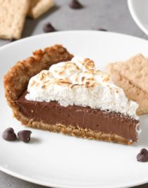 This decadent S'mores Pie has a deliciously comforting graham cracker crust, a rich and creamy chocolate filling, and a homemade marshmallow fluff topping. And it's dairy free and low in sugar! Healthy Dessert Recipes at the Desserts With Benefits Blog