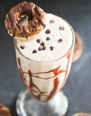 Healthy Samoas Smoothie! If you're craving something full of caramel, coconut, and chocolate flavor, this recipe is for you! No need for the sugary Girl Scouts cookies made with highly processed, artificial ingredients when this creamy smoothie is around. Oh, and it's totally breakfast worthy -- it's sugar free, low fat, gluten free, dairy free, and vegan too! Healthy Dessert Recipes at the Desserts With Benefits Blog (www.DessertsWithBenefits.com)