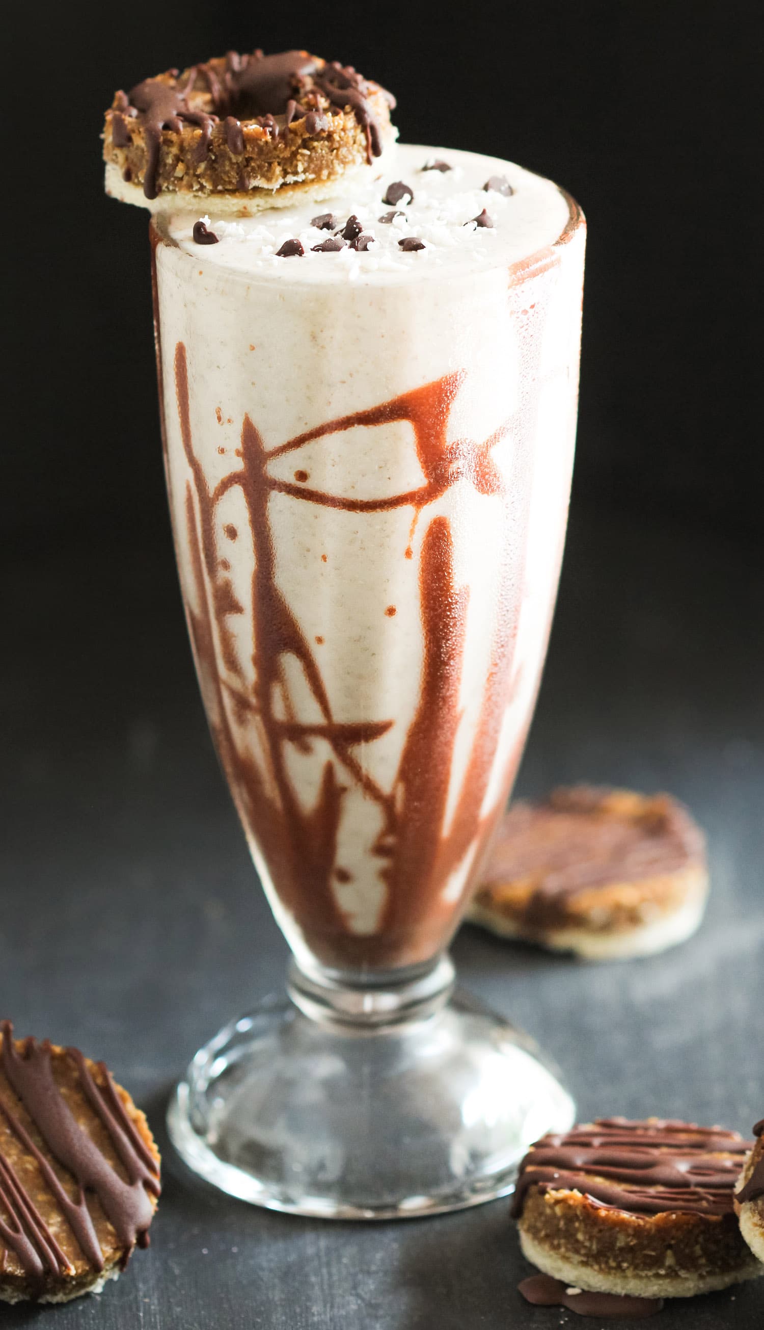 Healthy Samoas Smoothie! If you're craving something full of caramel, coconut, and chocolate flavor, this recipe is for you! No need for the sugary Girl Scouts cookies made with highly processed, artificial ingredients when this creamy smoothie is around. Oh, and it's totally breakfast worthy -- it's sugar free, low fat, gluten free, dairy free, and vegan too! Healthy Dessert Recipes at the Desserts With Benefits Blog (www.DessertsWithBenefits.com)