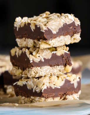 You’ve gotta try this easy Oatmeal Fudge Bars Recipe! It’s the perfect breakfast or midday treat to satisfy your sweet tooth, guilt-free. Best of all, it’s gluten free, vegan, doesn’t require any baking, and it can be made in a food processor!