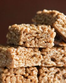 These easy, no-bake Maple Pecan Krispy Treats are chewy, crunchy, 100% delicious, and secretly healthy! You'd never know they're refined sugar free, high protein, and gluten free too. Made with pure maple syrup and easy homemade pecan butter. #glutenfree #highprotein #healthy #healthydessert